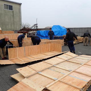 朝礼後の木箱解体