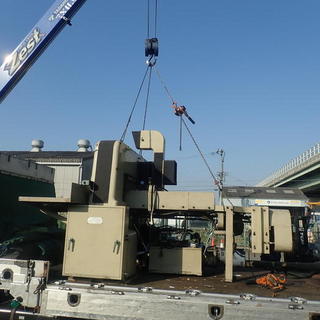 印刷機械のバンニング☆彡 大型リフト使用‼